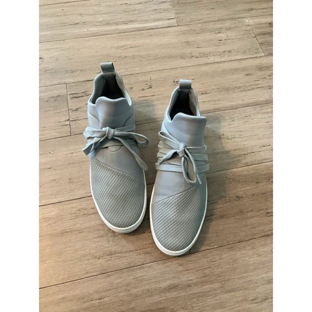 Steve Madden lace up gray women’s sneakers. Size 9.5